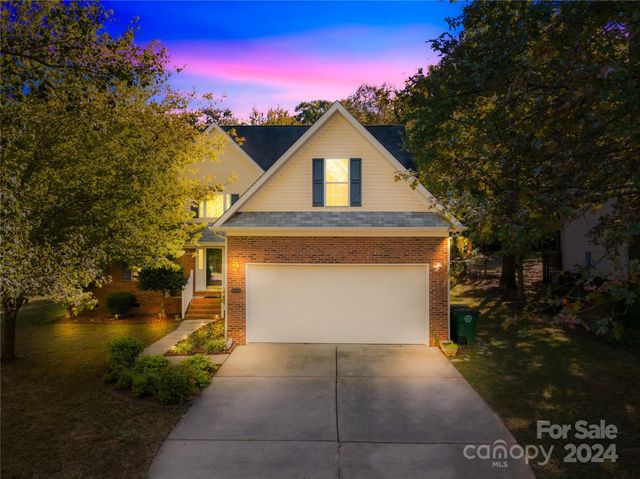 $465,000 | 1035 Hawthorne Drive | Country Woods East