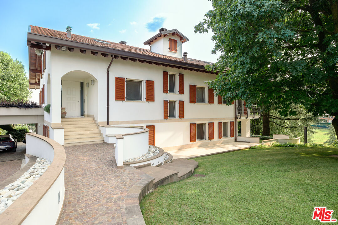 a view of a house with a outdoor space