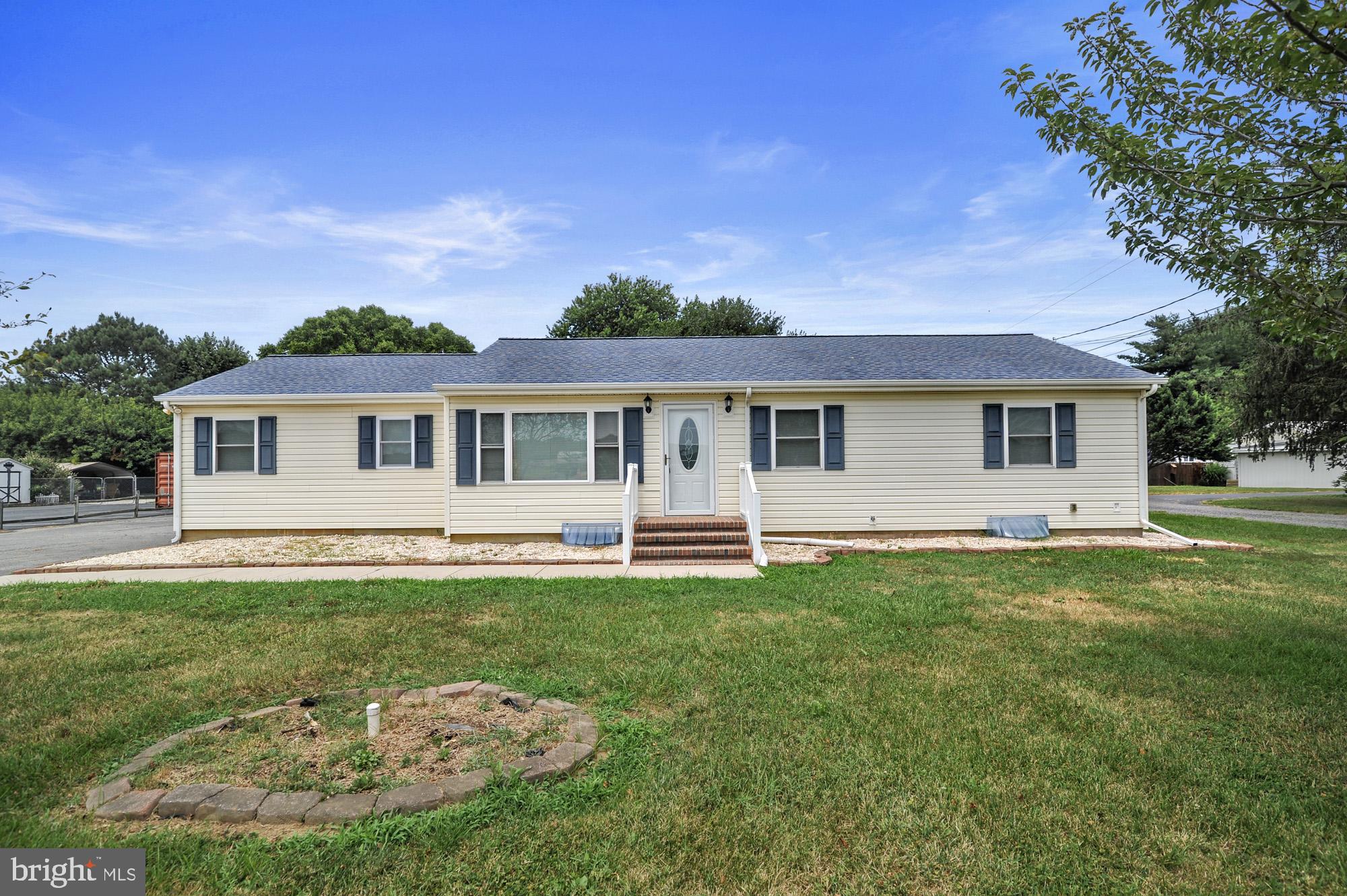 a view of a house with a backyard