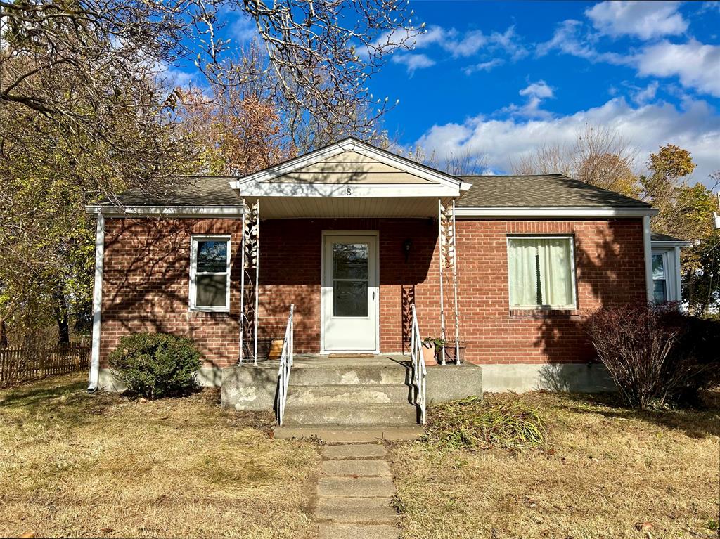 Bungalow with a front yard