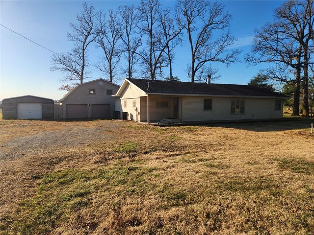 $229,900 | 7442 Highway 158 | Sugar Loaf Township - St. Clair County