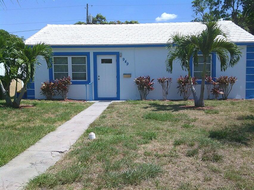 a view front of house with yard and entertaining space