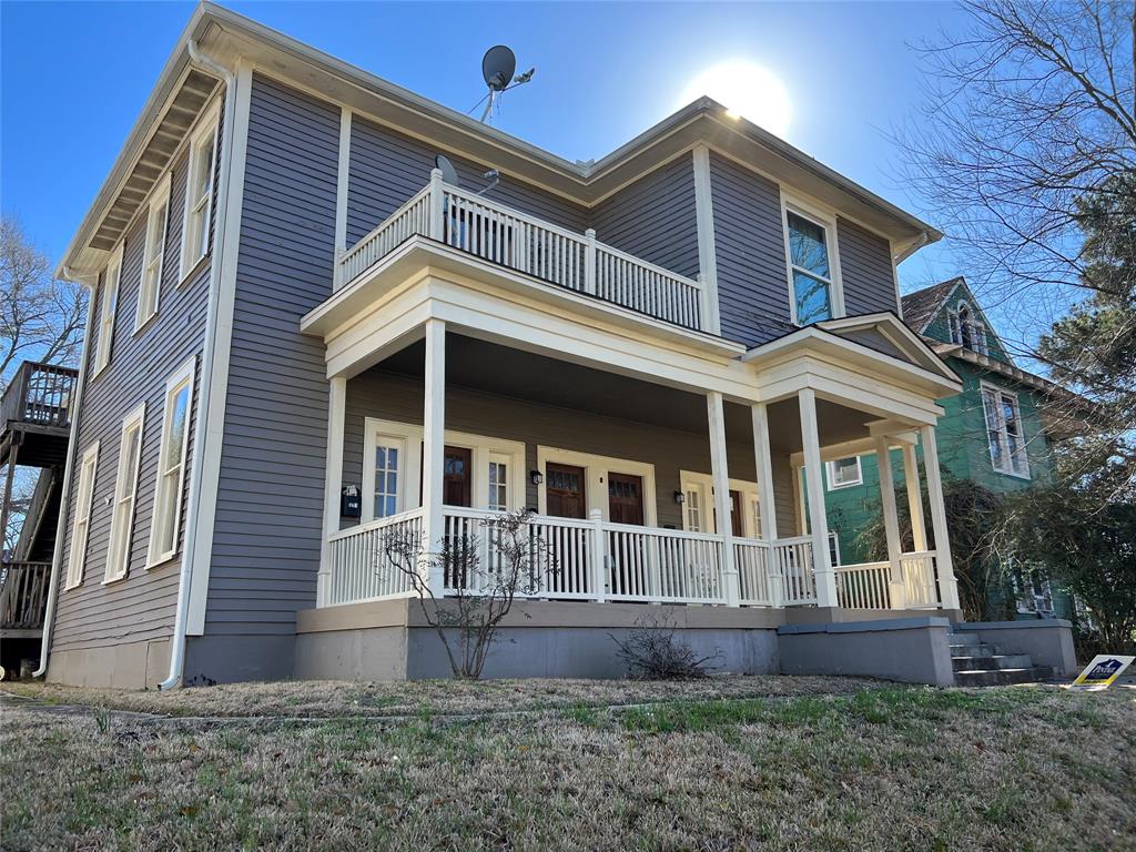 a view of front of a house with a yard