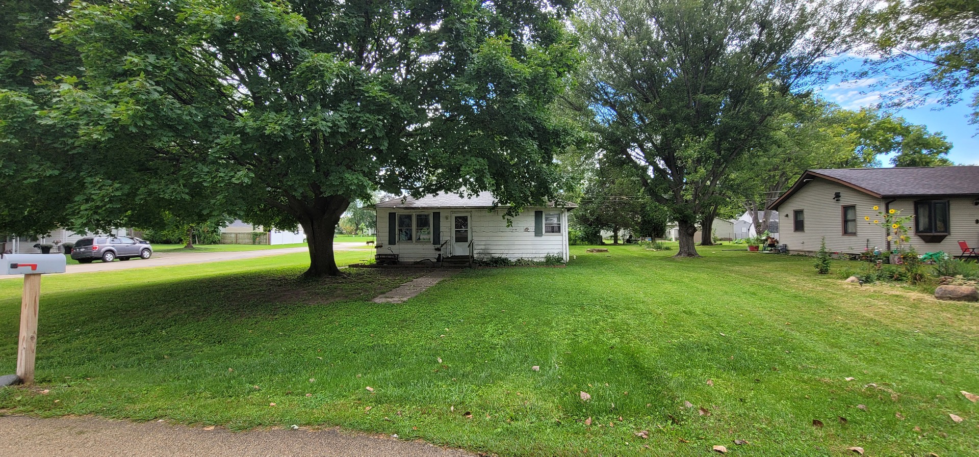 a view of a house with a yard