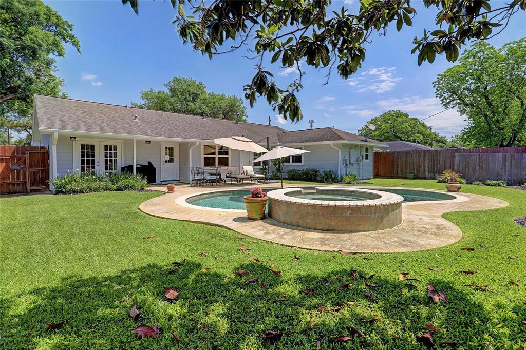 STUNNING POOL AND SPA WITH WATERFALL FEATURE AND BUILT-IN UMBRELLA .