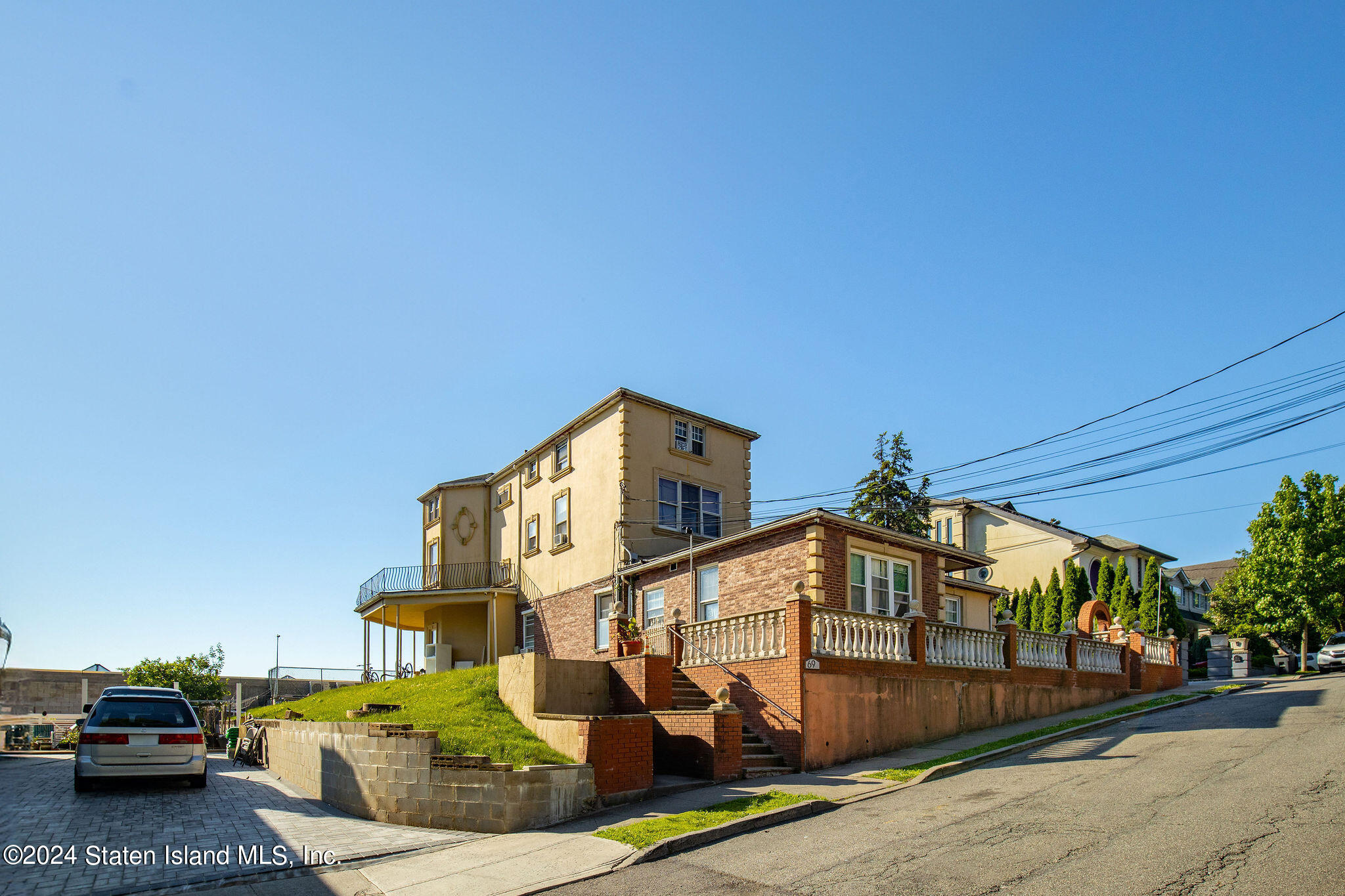 a view of a house with a cars park