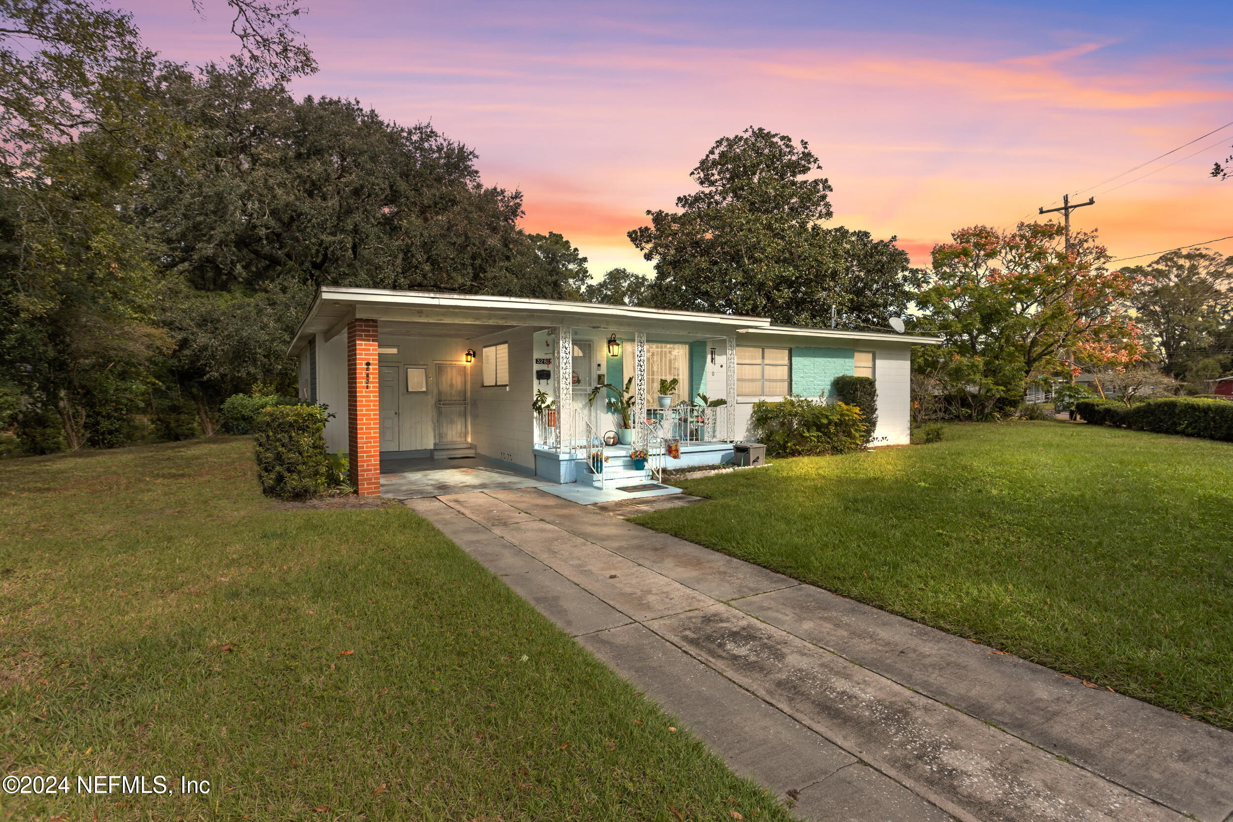 a view of a house with backyard and porch