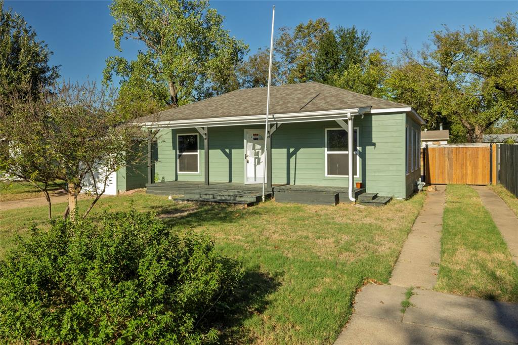 a view of a house with backyard and garden