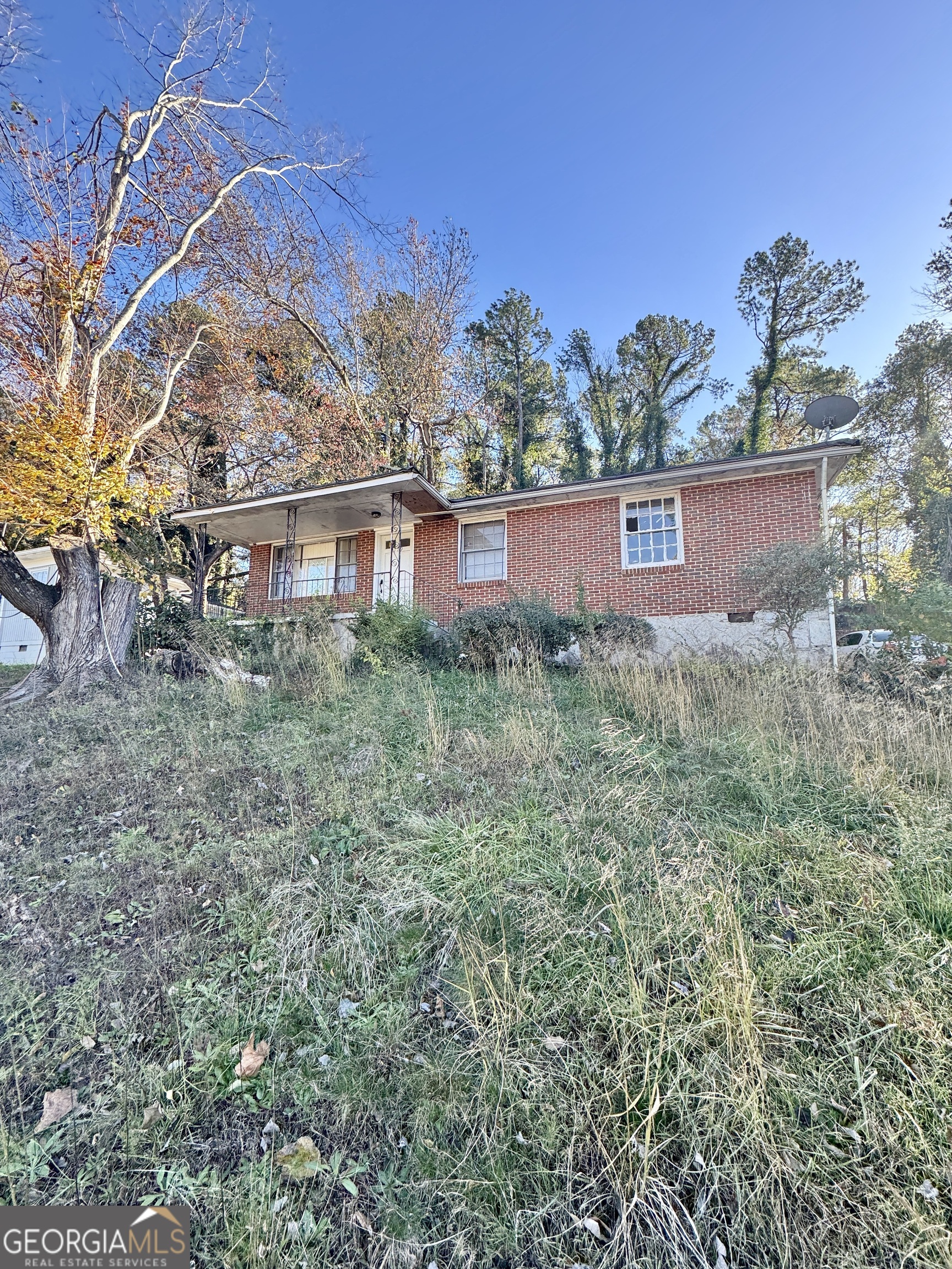 a view of a house with a yard and plants