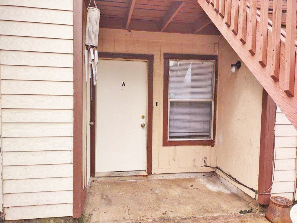 a view of an entryway with a door