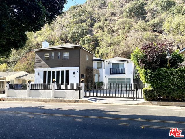 $11,995 | 1521 Benedict Canyon Drive | Beverly Hills Post Office