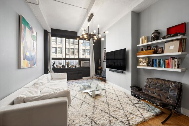 $5,695 | 12 East 22nd Street, Unit 5D | Flatiron