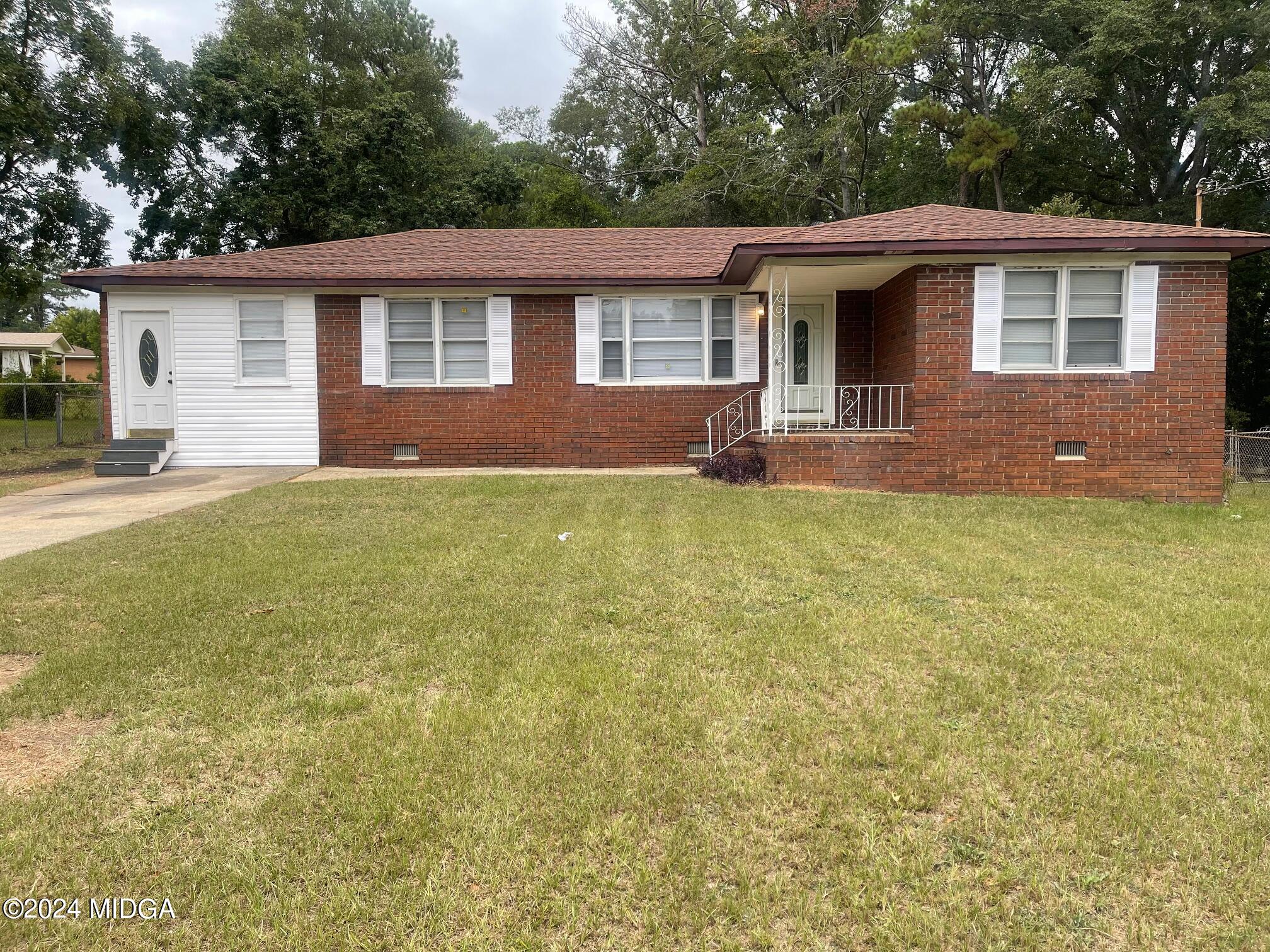 a view of a house with a backyard