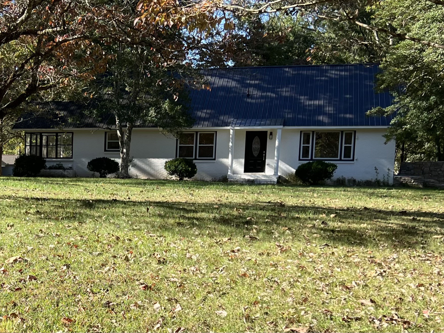 a view of a house with backyard