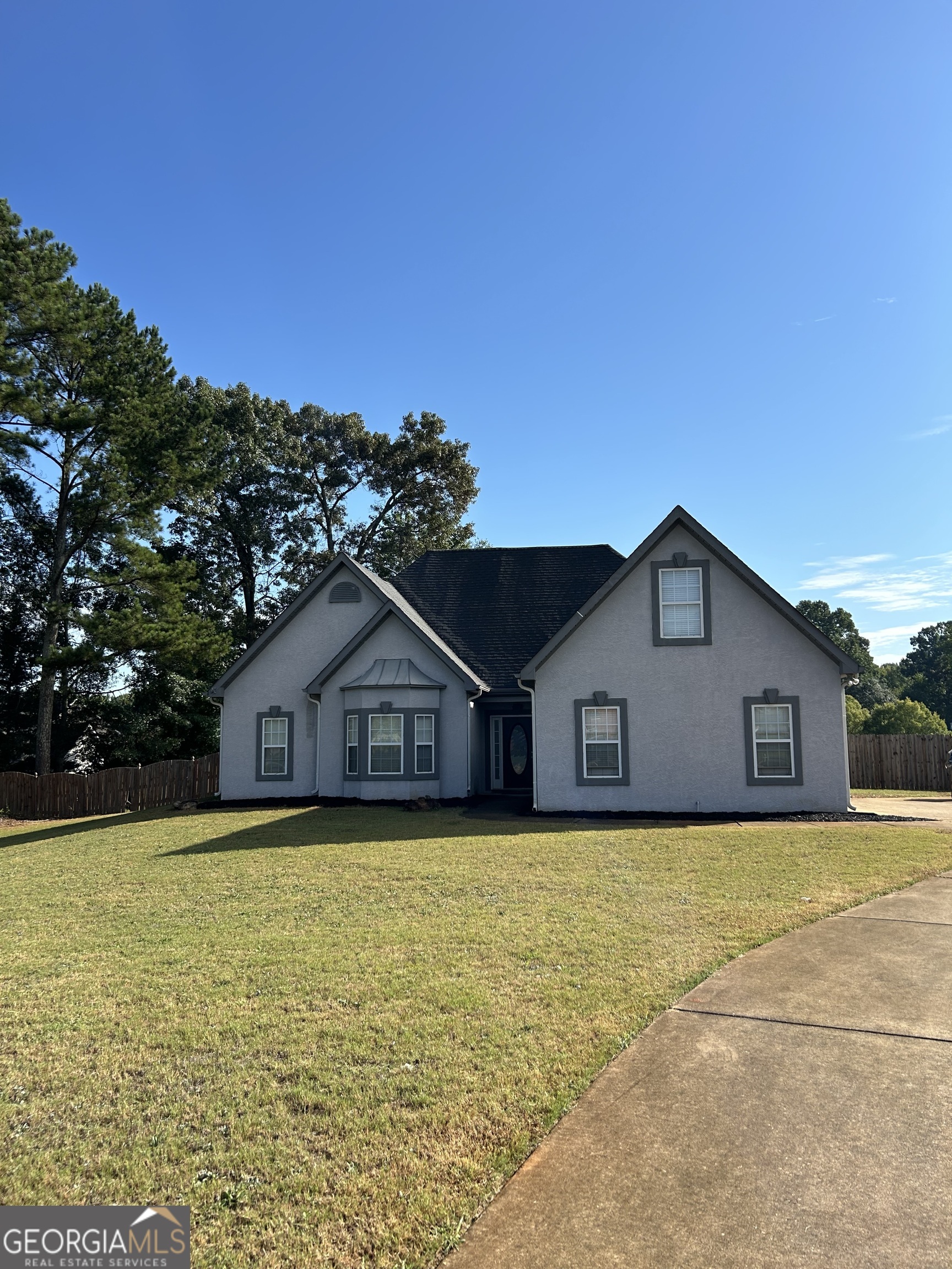 a view of a house with a yard