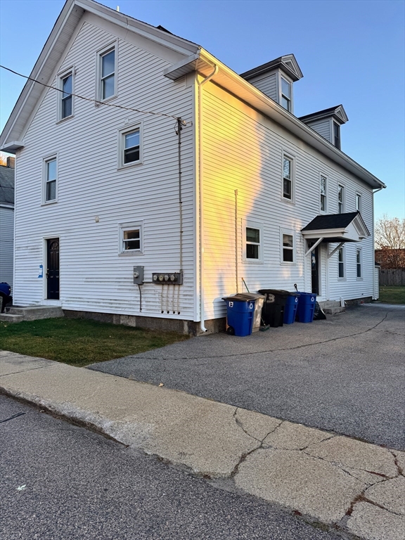 a view of a house with backyard