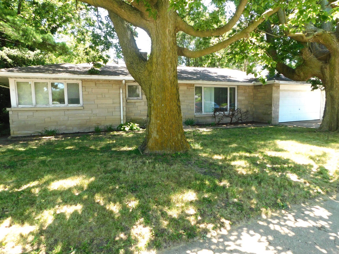 a view of a house with a yard