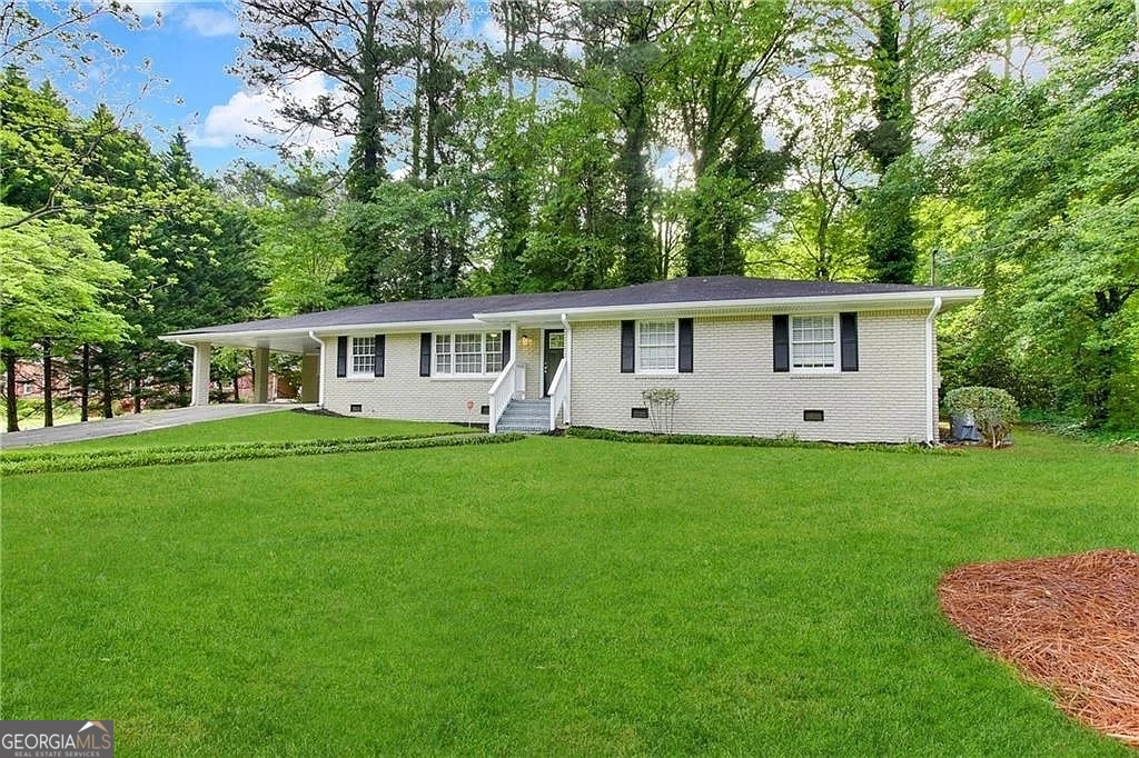 a view of a house with backyard and garden