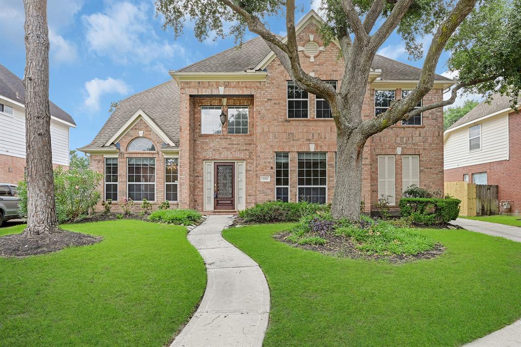 Welcome to 1606 Barrington Hills in the North Lake Village section of Cinco Ranch.