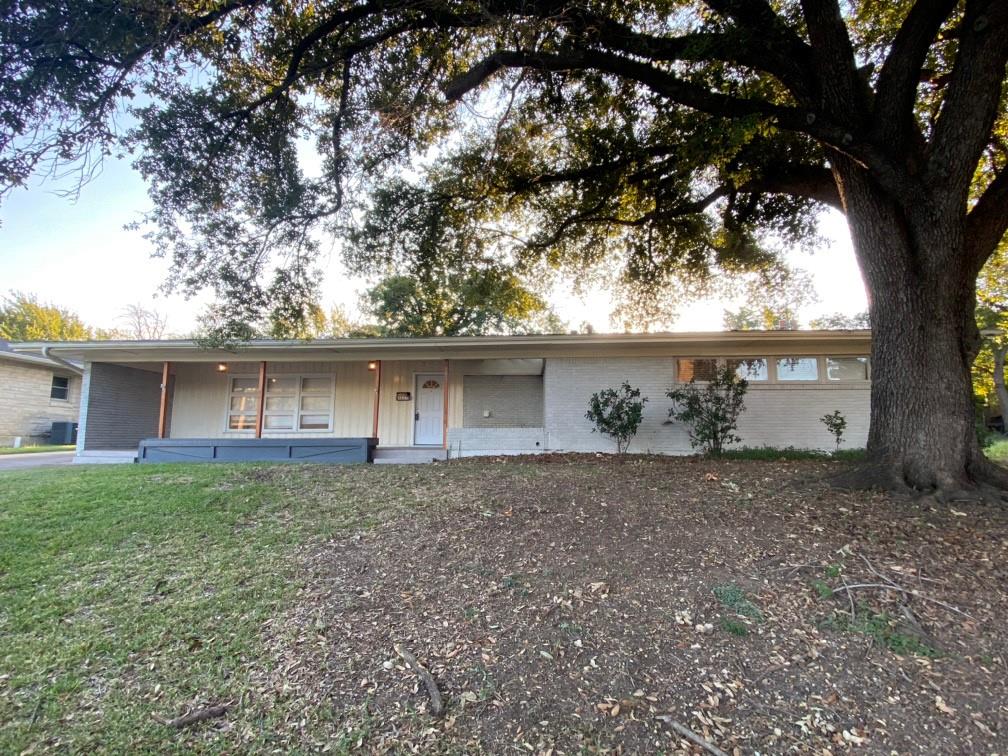 a front view of house with yard