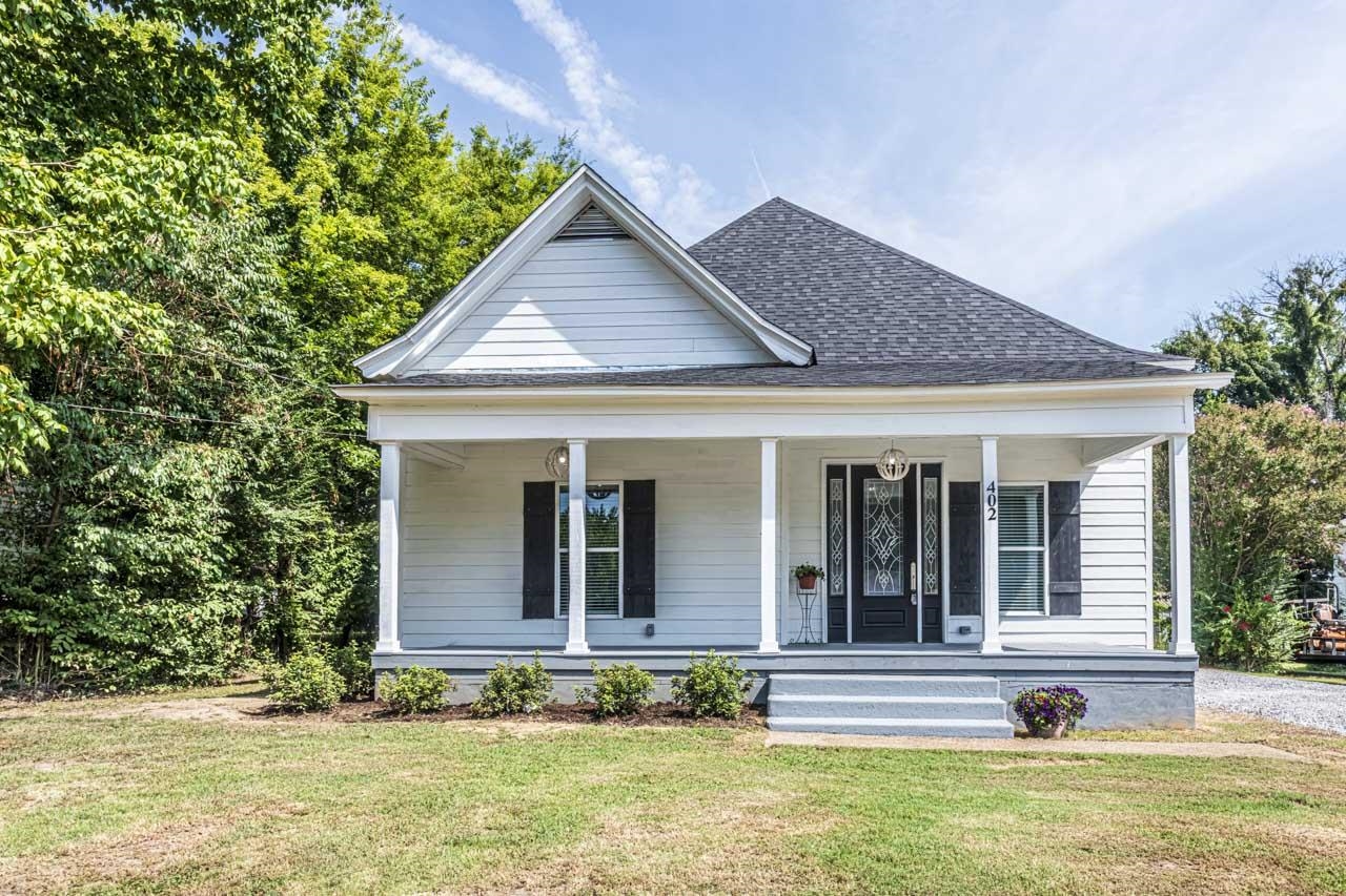 a view of a house with a yard