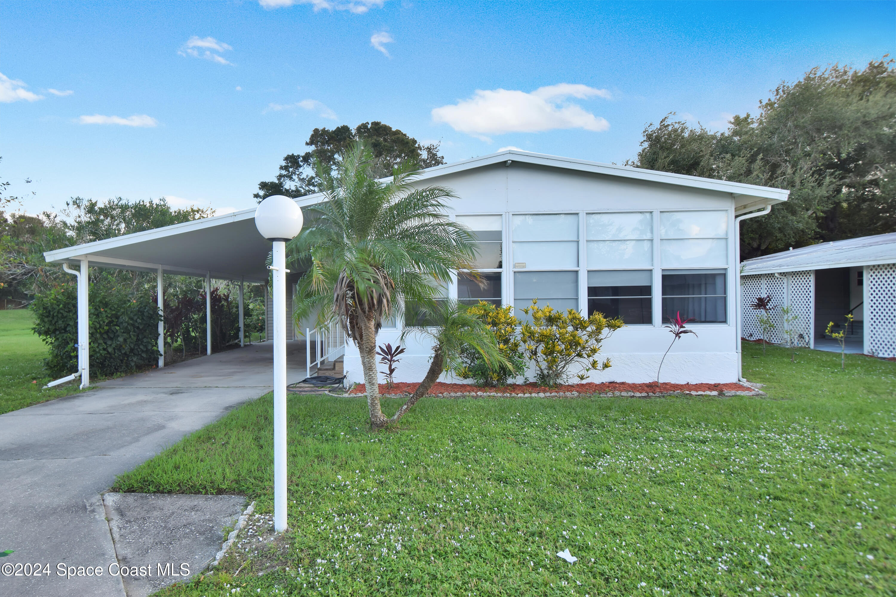 a view of a house with backyard and porch