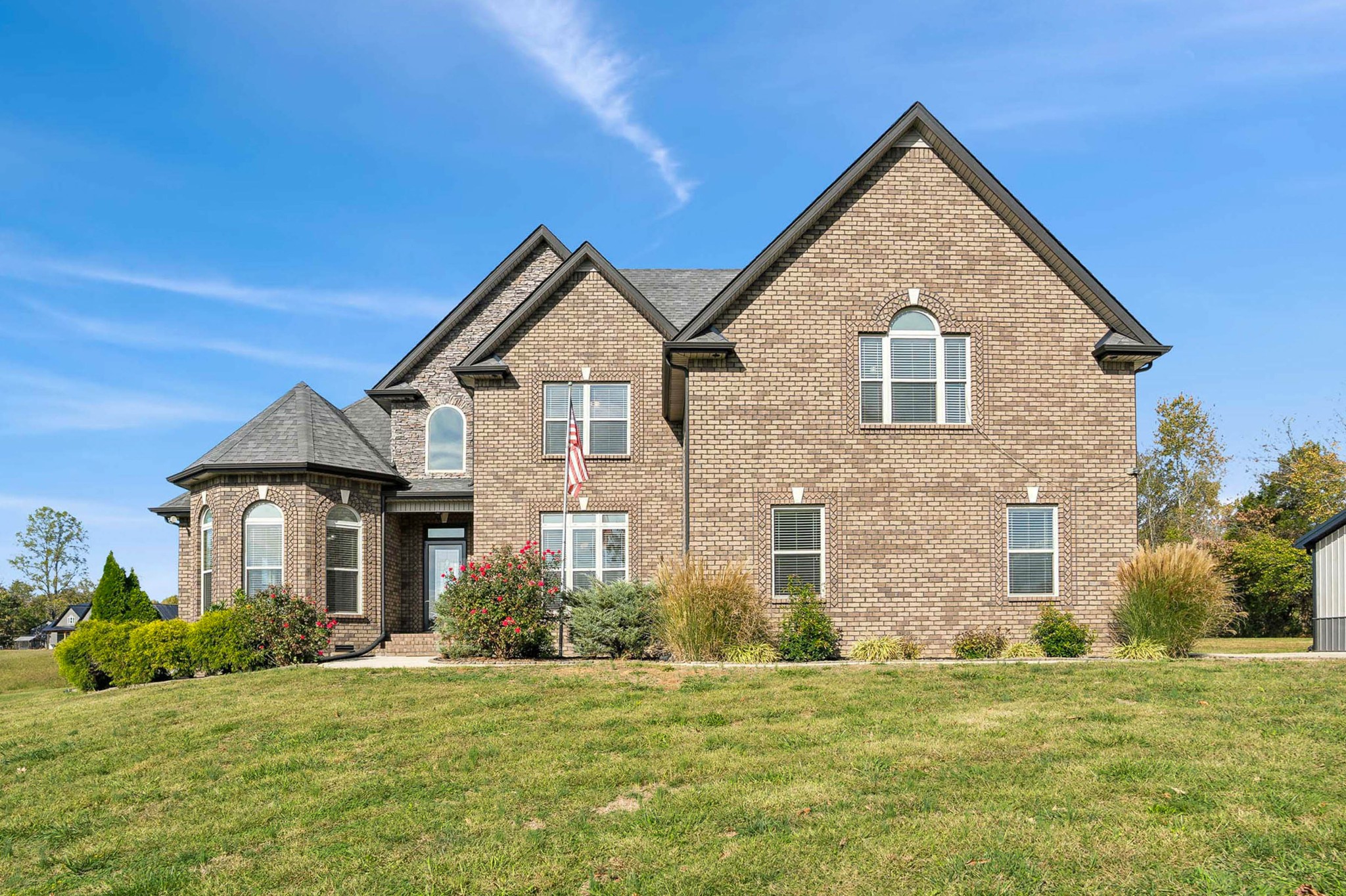 a view of a house with a yard