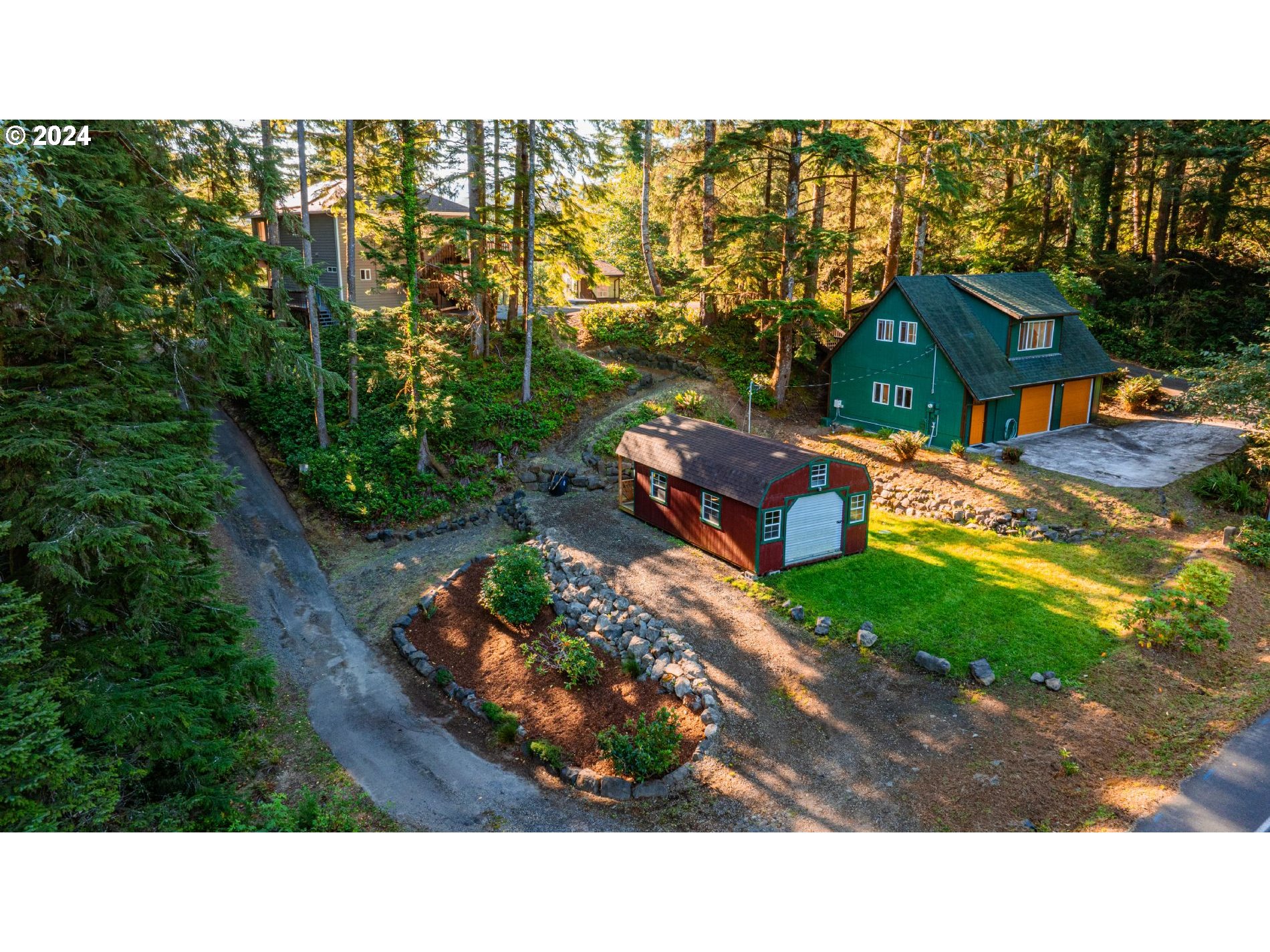 a view of a backyard