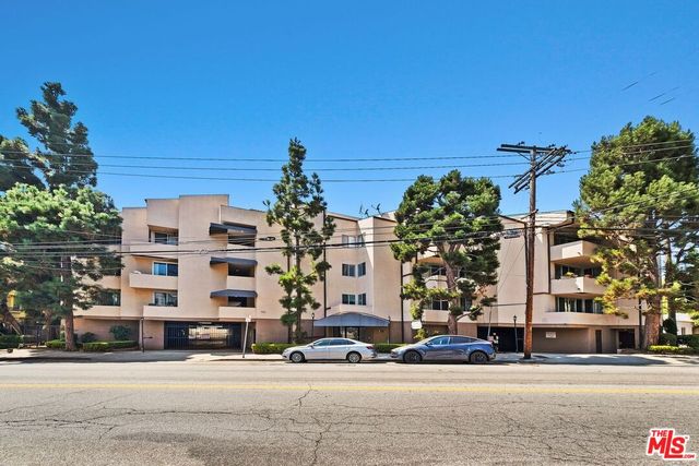 $549,000 | 725 South Barrington Avenue, Unit 202 | Brentwood