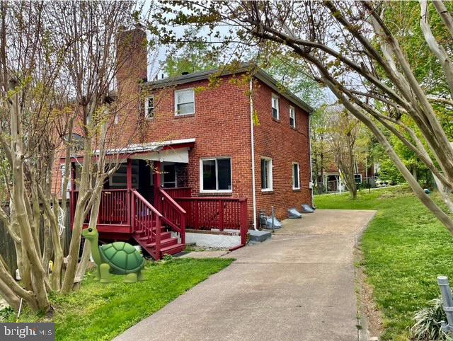 a view of a house with a yard