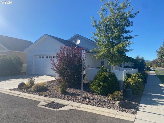 $449,000 | 401 Castle Rock Drive | Central Point