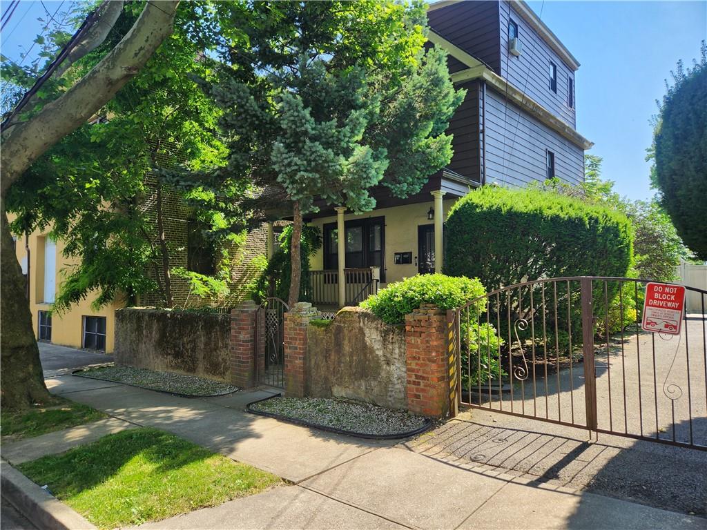 a view of a house with backyard and garden