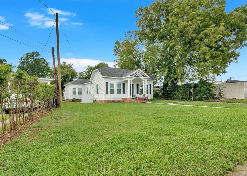 a view of a house with a yard