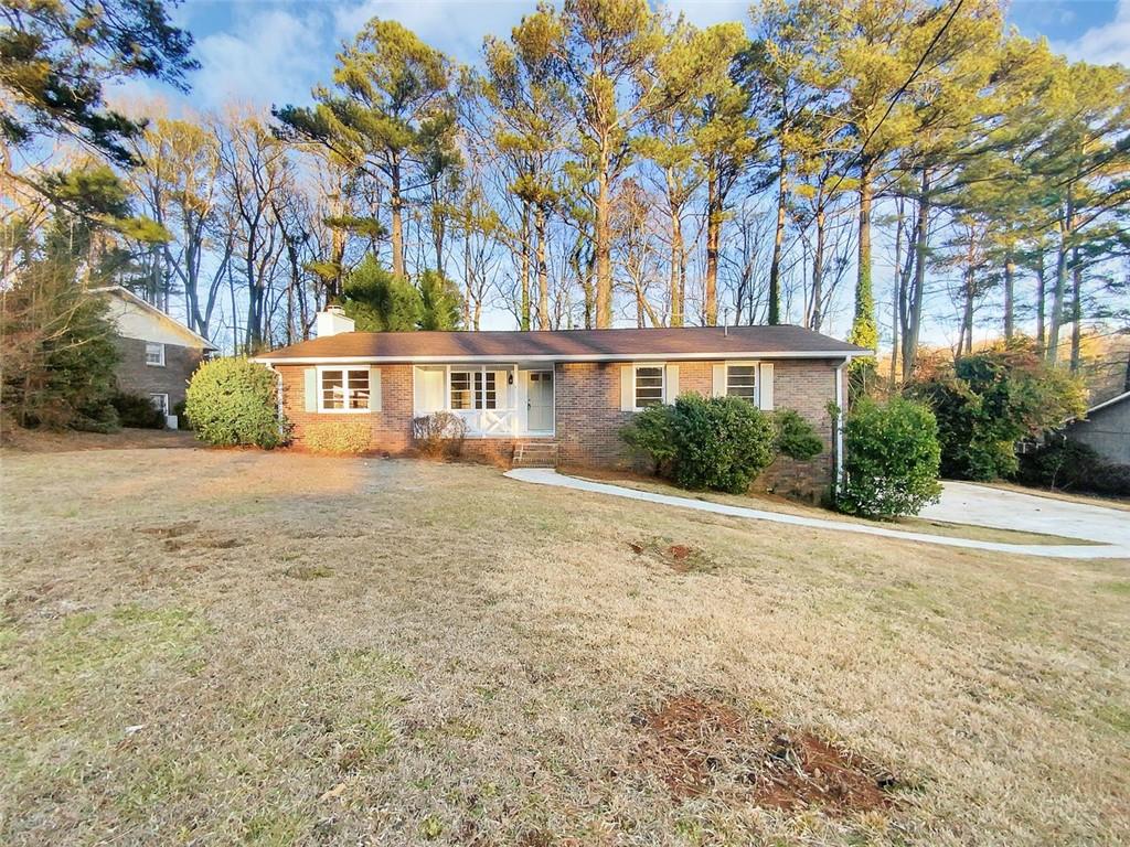 a view of a house with a yard