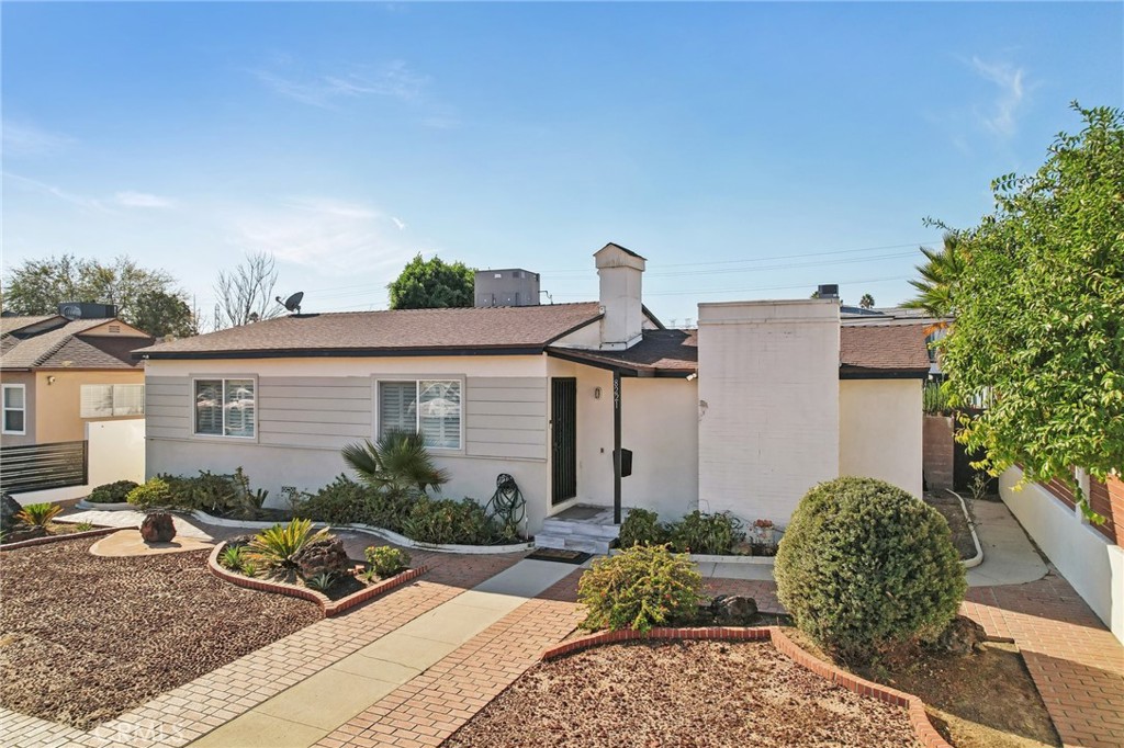 a view of a house with backyard and garden