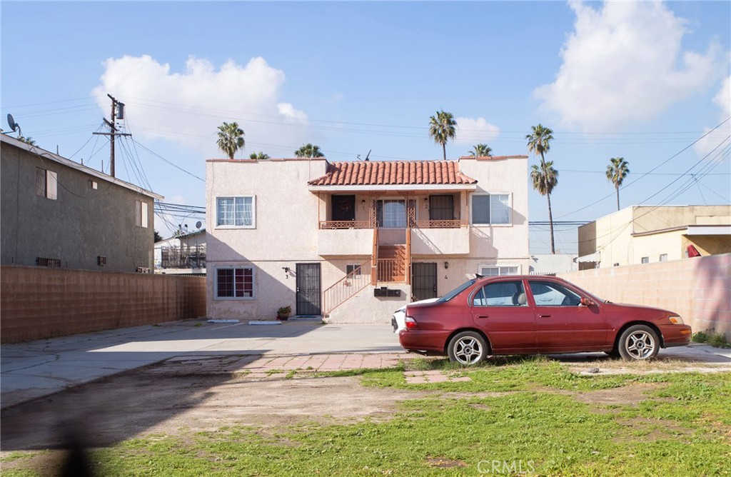 a view of a car in front of a house