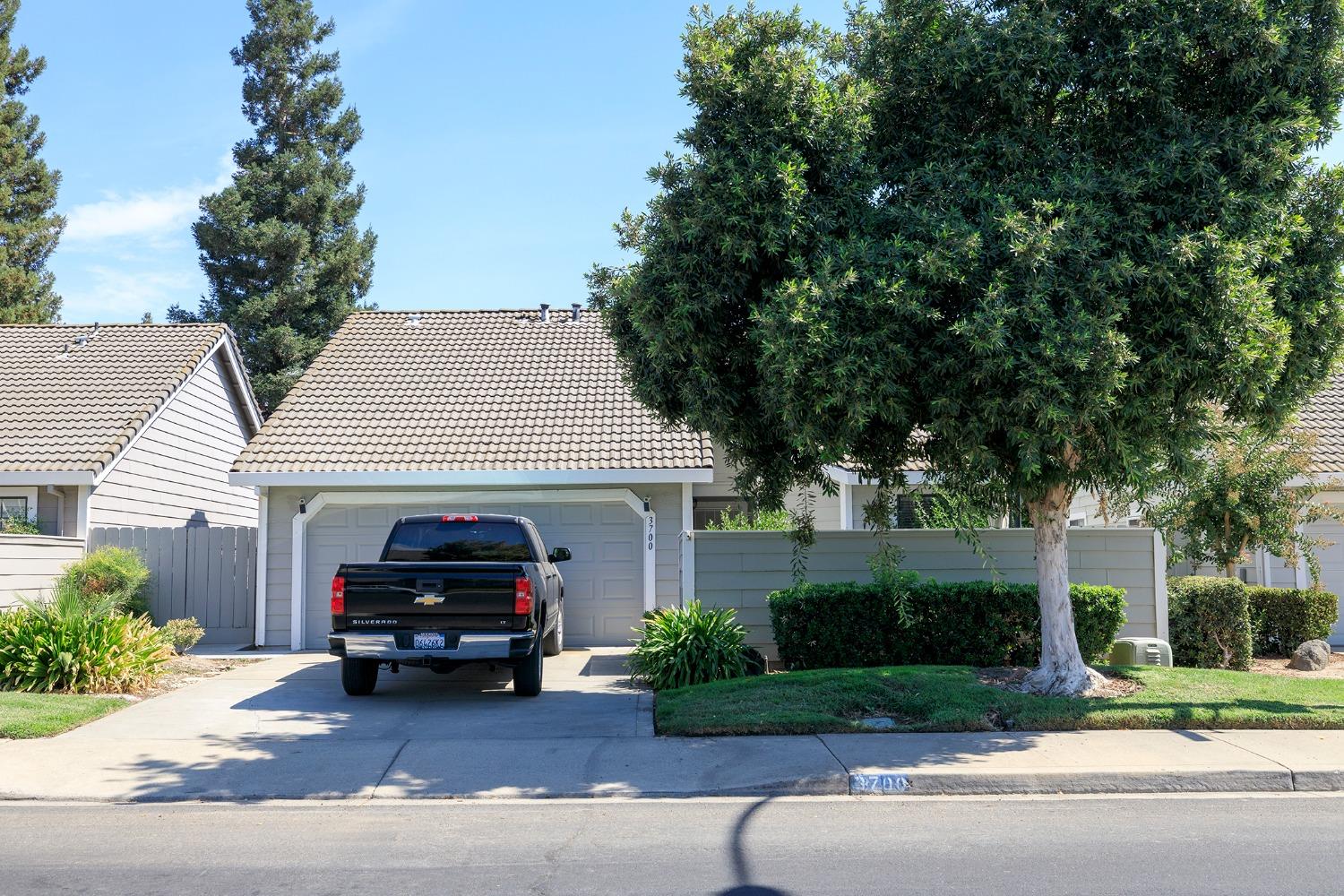 Welcome to the highly desirable REGENCY PARK! NEWER HVAC and NEWER WATER HEATER!