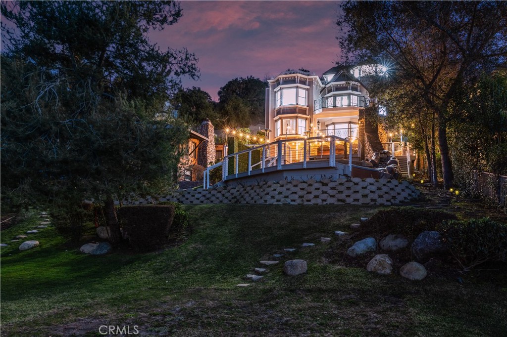 a view of a back yard