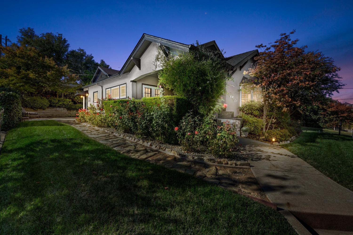 a view of a house with a yard