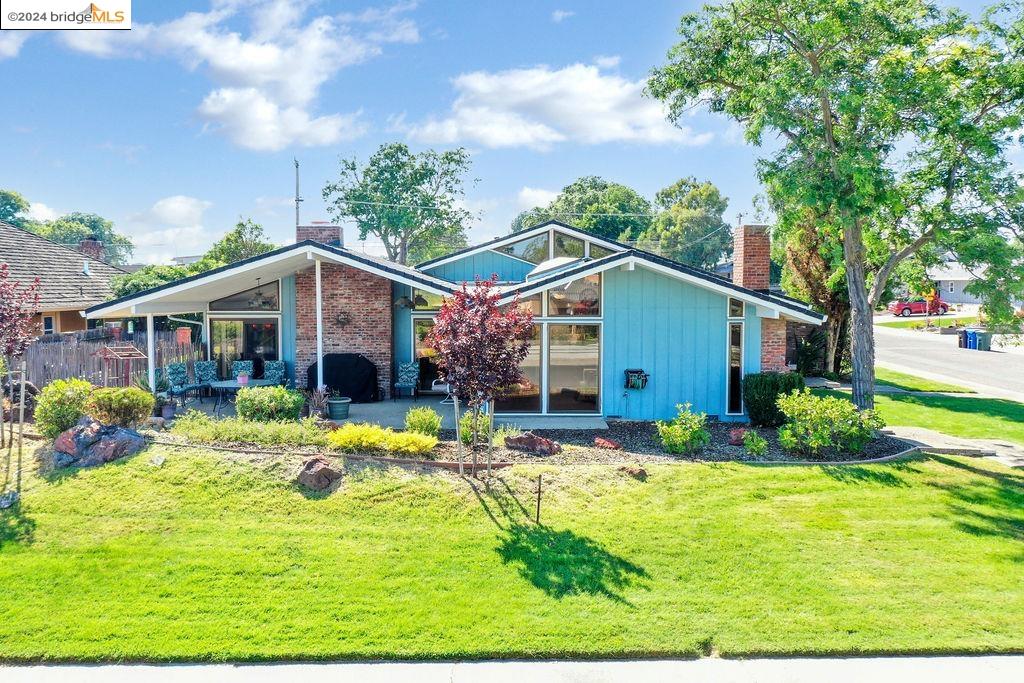 a view of a house with backyard