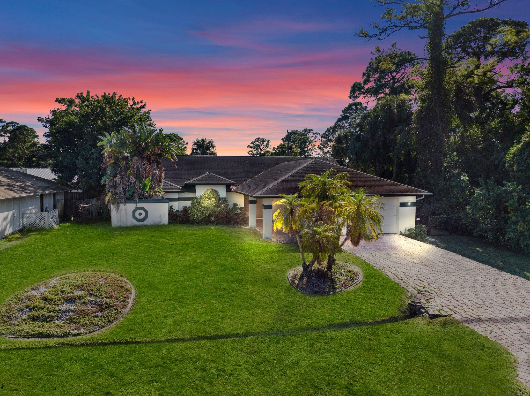 a view of a house with a yard