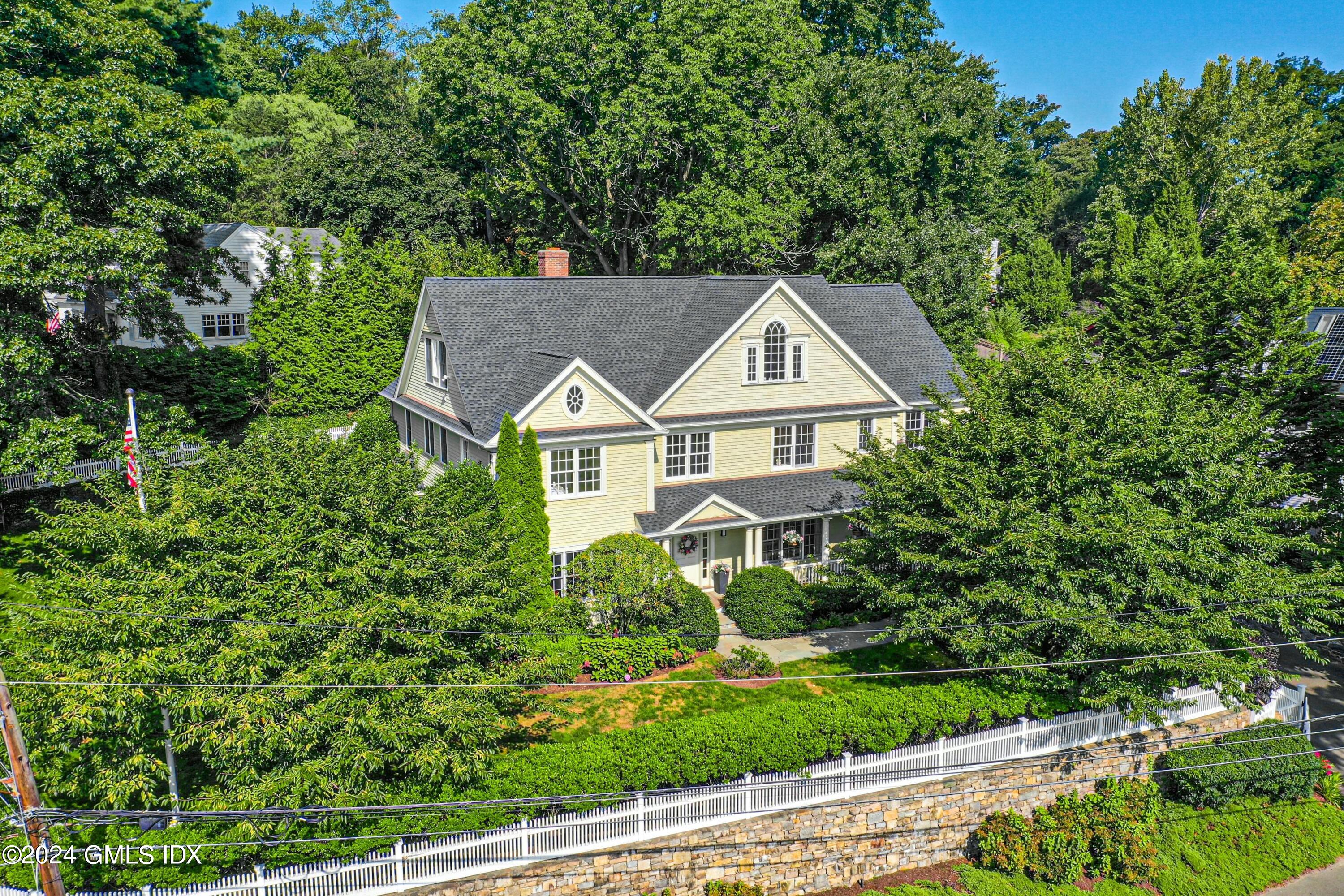 a view of a yard in front of house