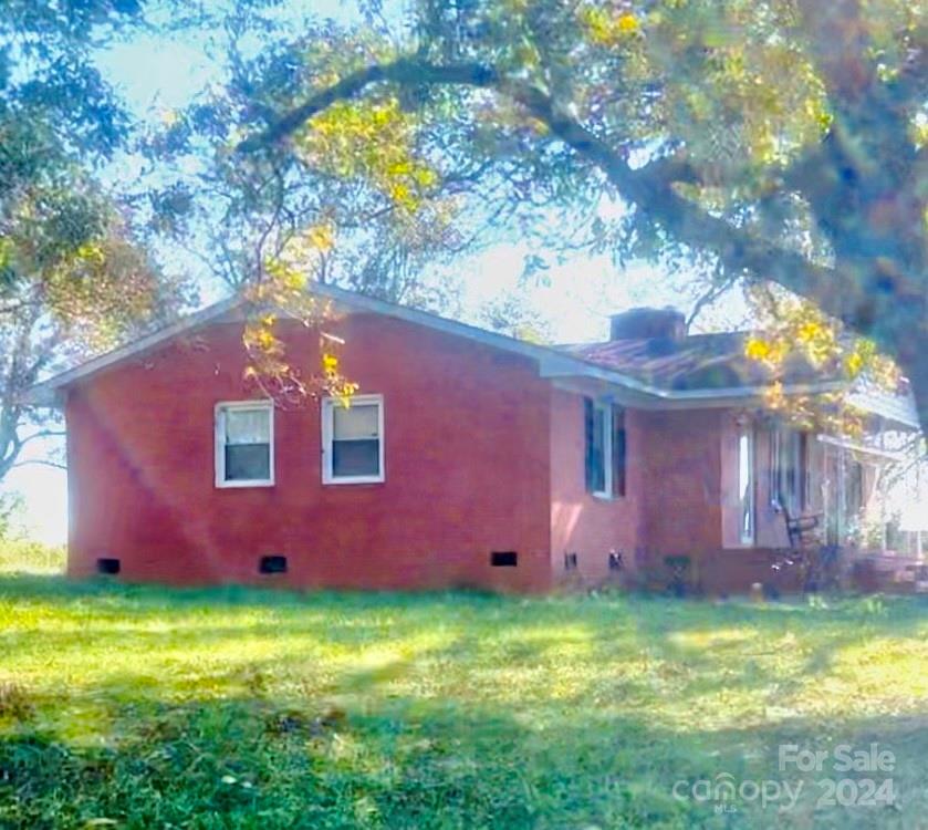 a front view of house with yard and garage