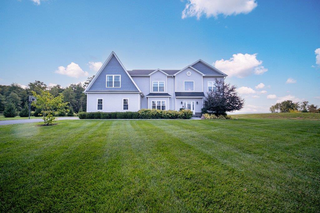 View of front of property featuring a front yard