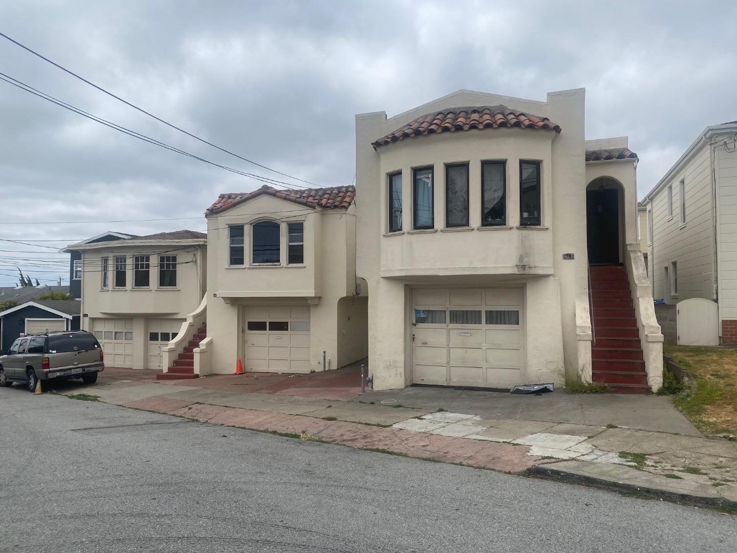 a view of multiple houses with a yard