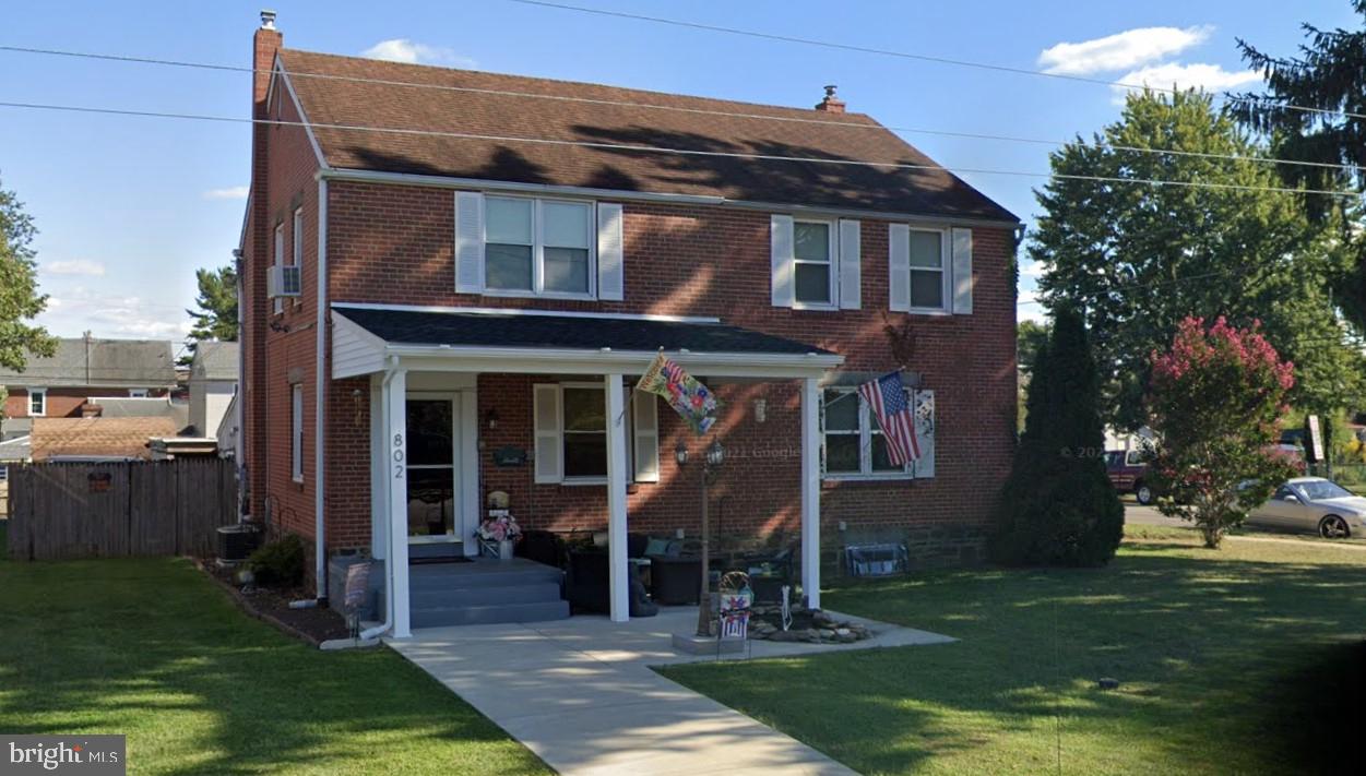 a view of house with a yard