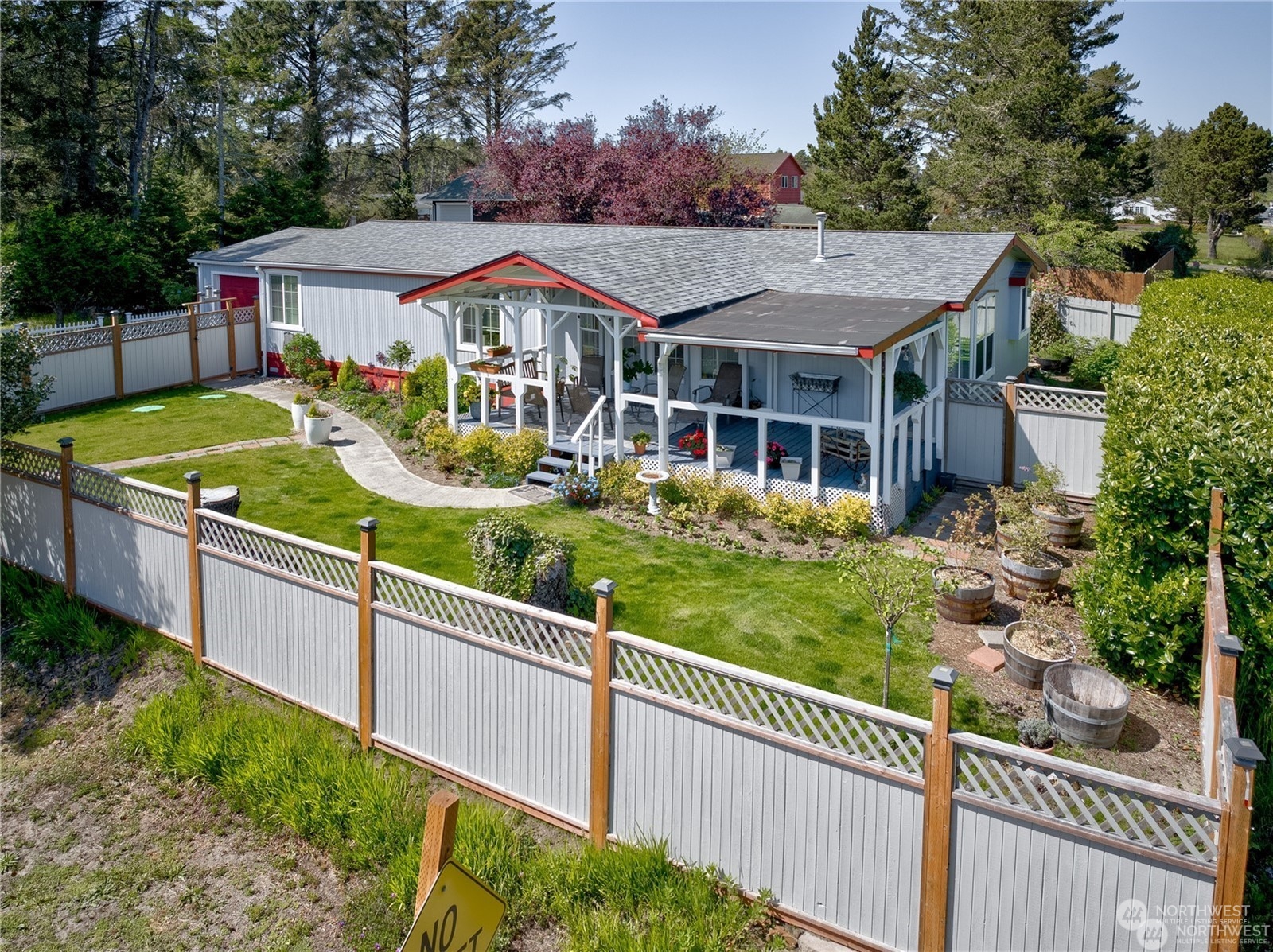 a view of a house with backyard and porch