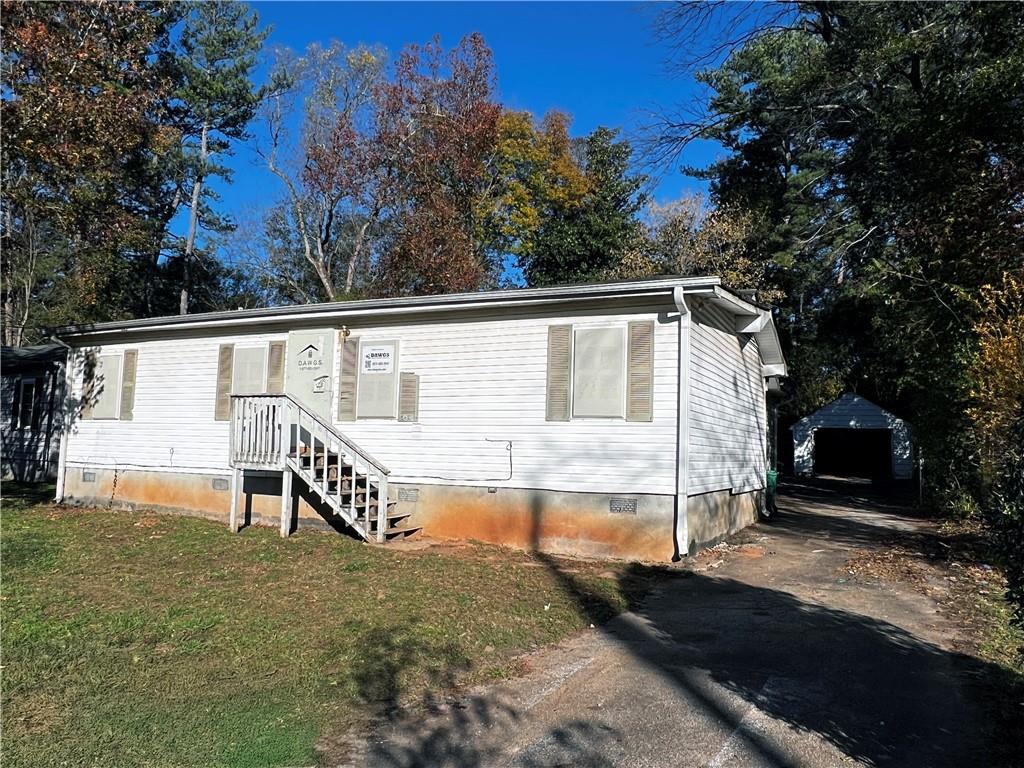 a view of a house with backyard and trees