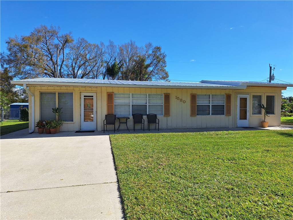 a view front of house with a yard