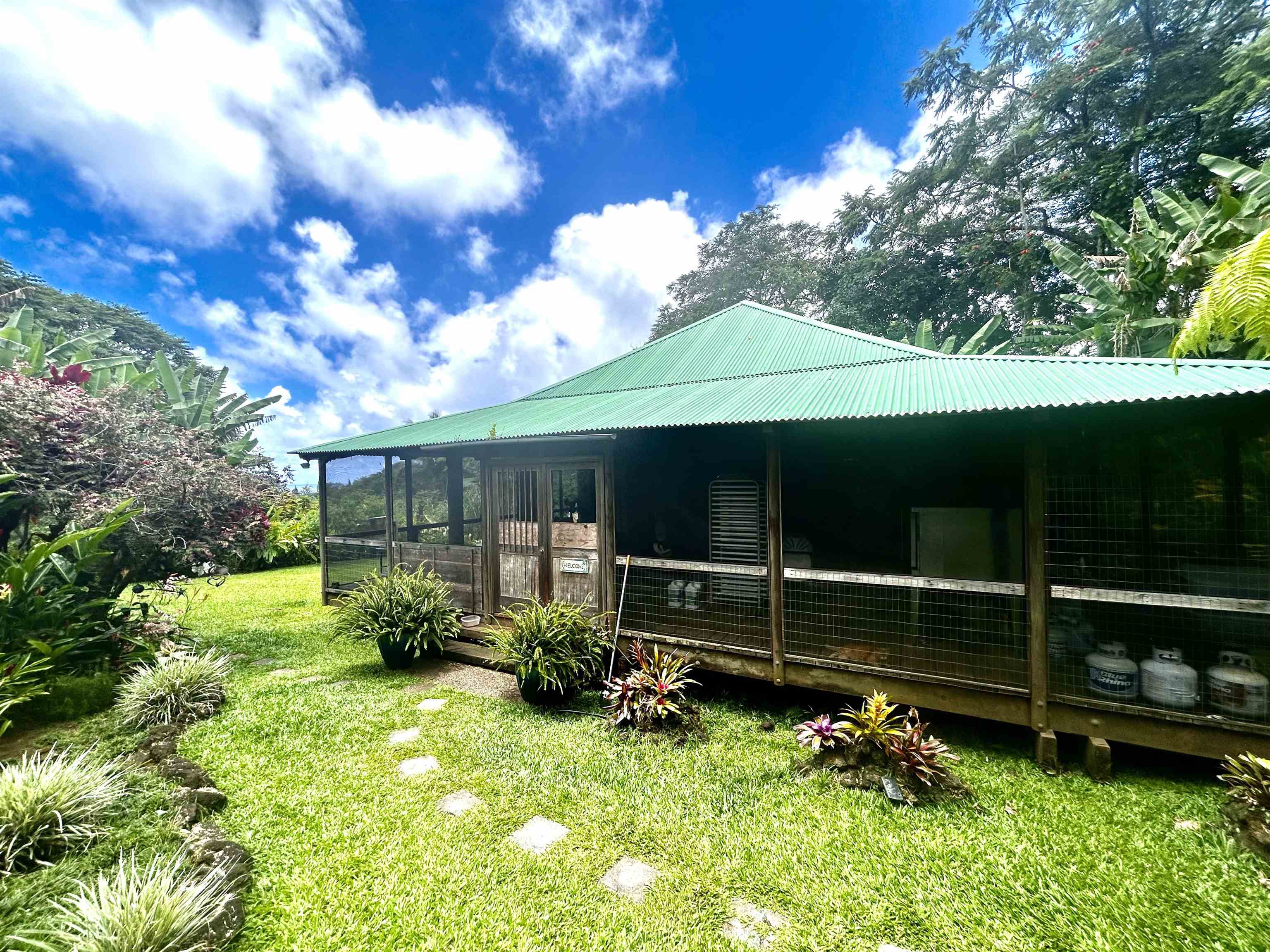 a view of a house with a yard